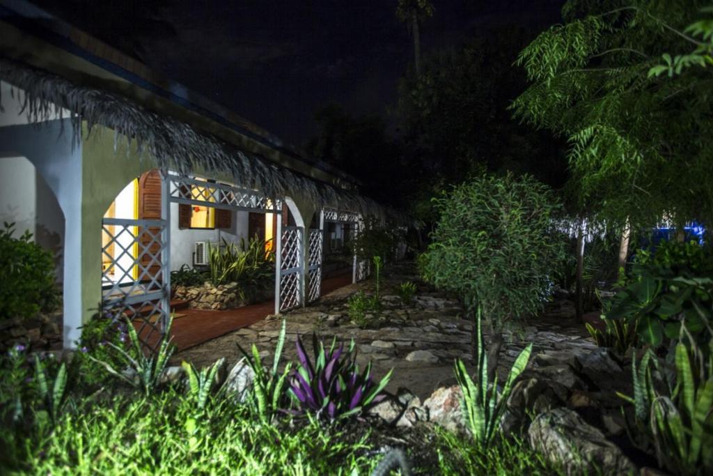 Chez Maggie Hotel & Restaurant Morondava Eksteriør bilde